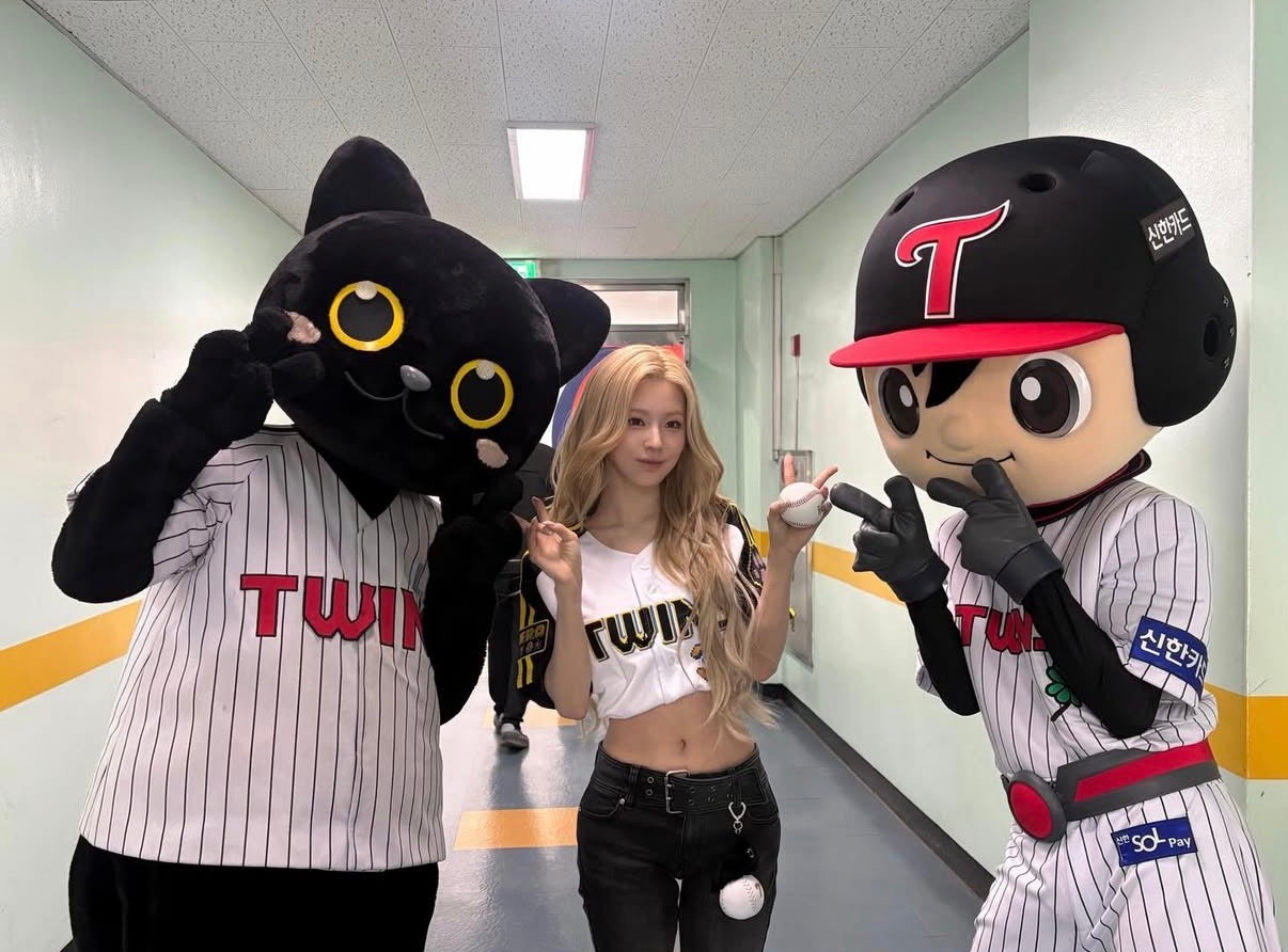 I-DLE Miyeon Baseball Jersey